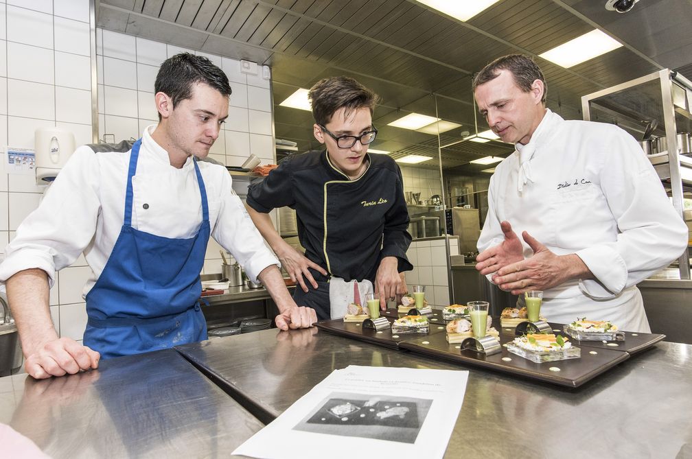 Didier de Courten n'hésite pas à distiller de précieux conseils dans sa cuisine.