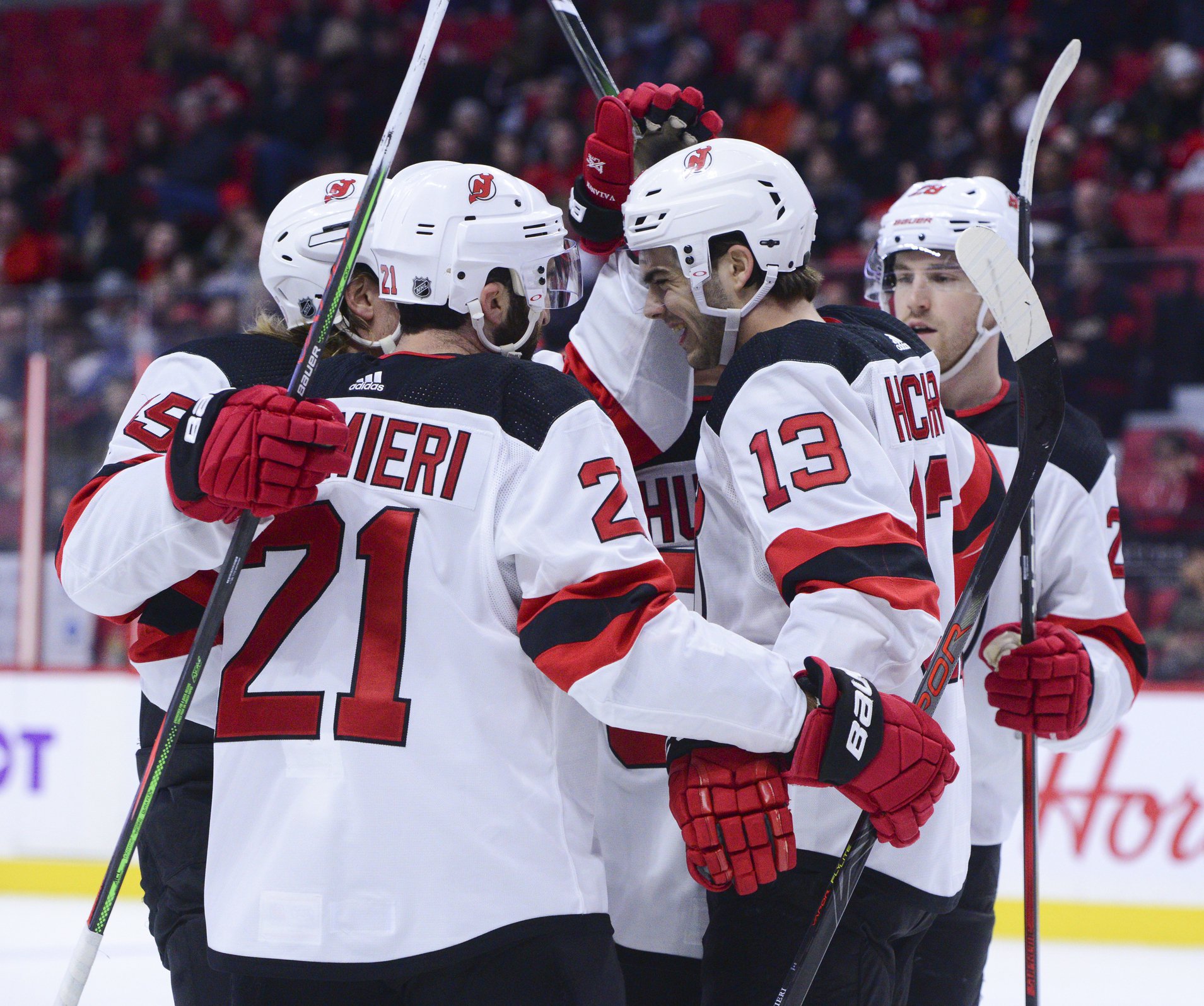 Nico Hischier et les Devils remontent gentiment la pente.