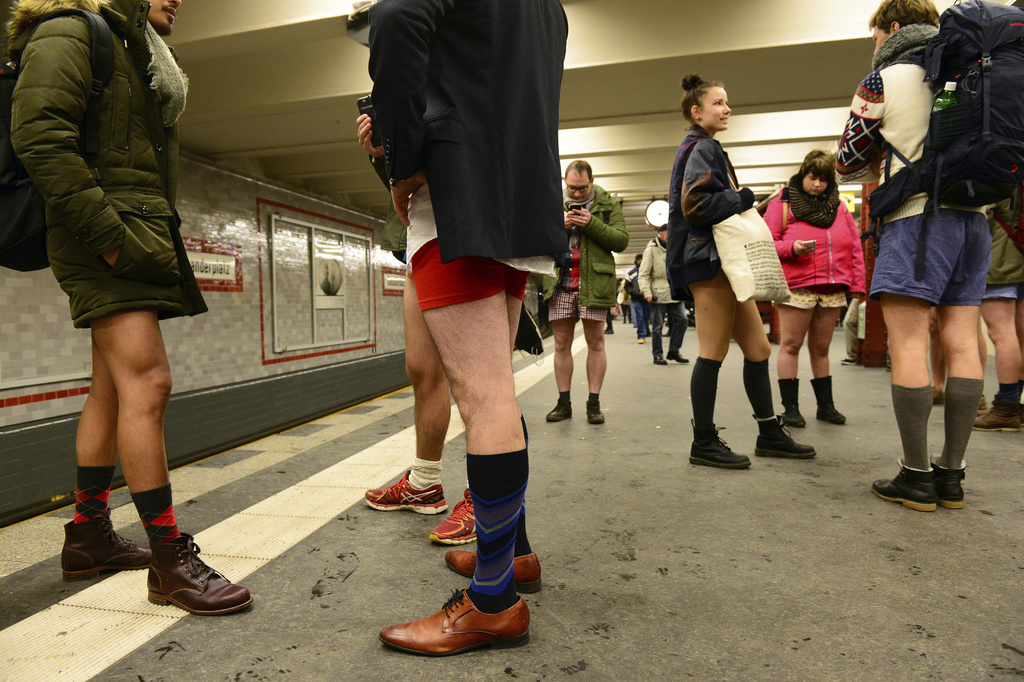 Dans de nombreux métros, comme ici à Berlin, des usagers ont tombé le bas pour la Journée sans pantalon.