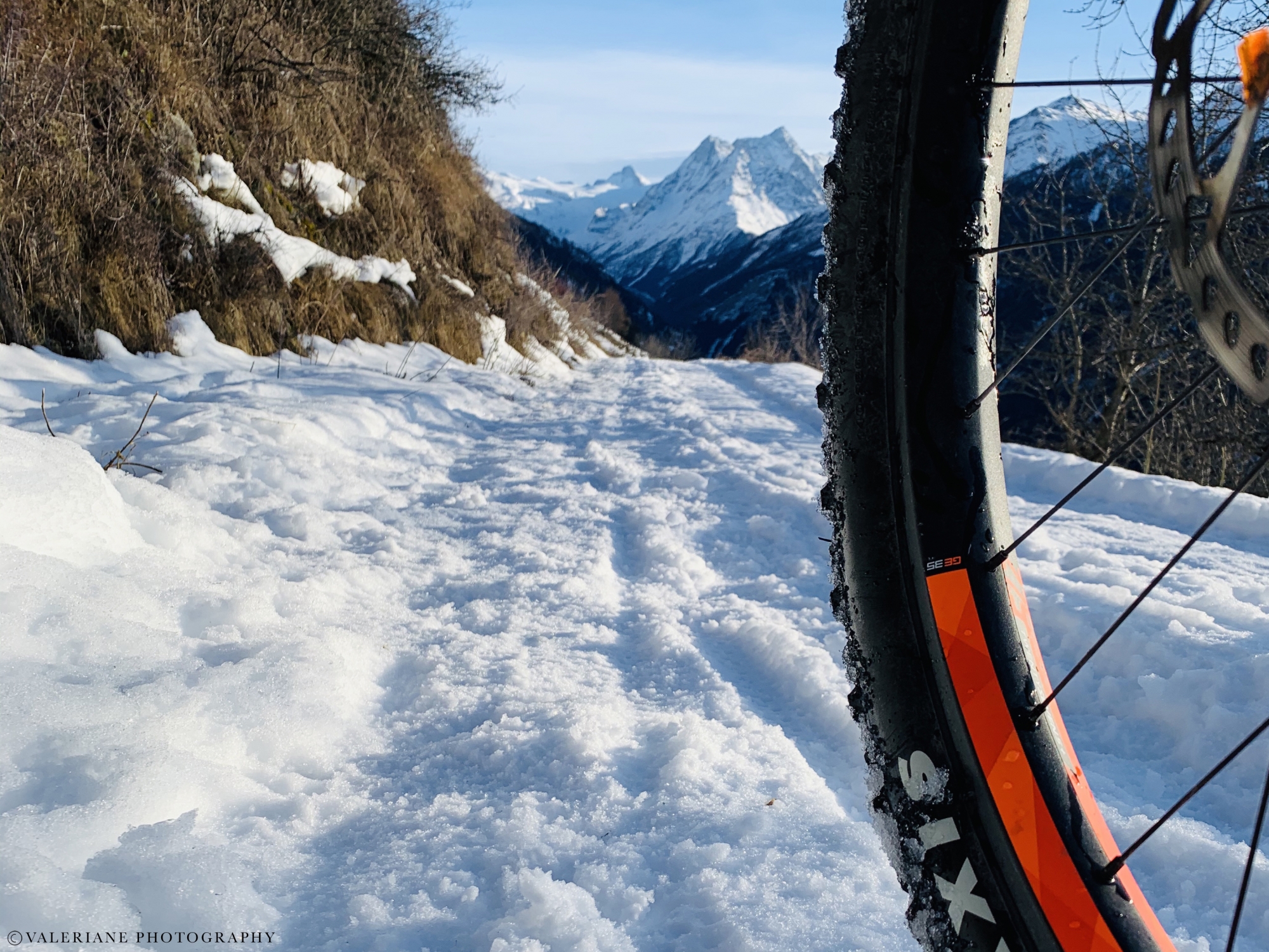 Le winterbike est équipé de pneus adaptés pour l'hiver.