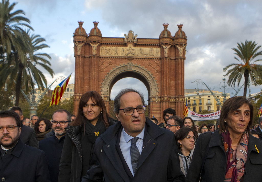 Torra avait refusé de retirer des emblèmes séparatistes de la façade du siège du gouvernement régional pendant une campagne électorale.