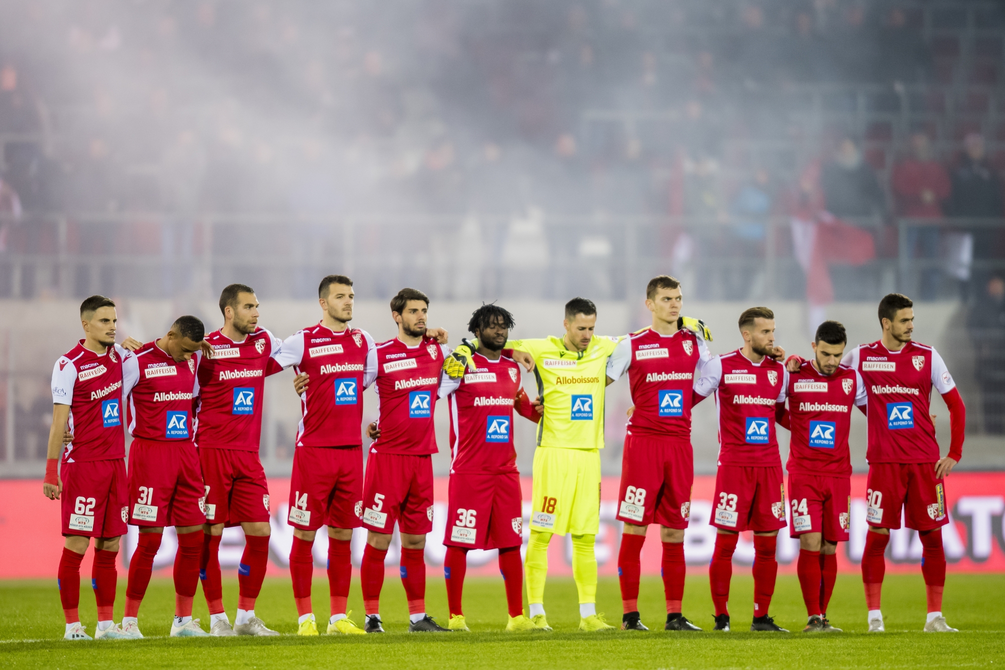 Les joueurs du FC Sion observent une minute de silence à la mémoire de Köbi Kuhn avant la rencontre face à Thoune au stade de Tourbillon.