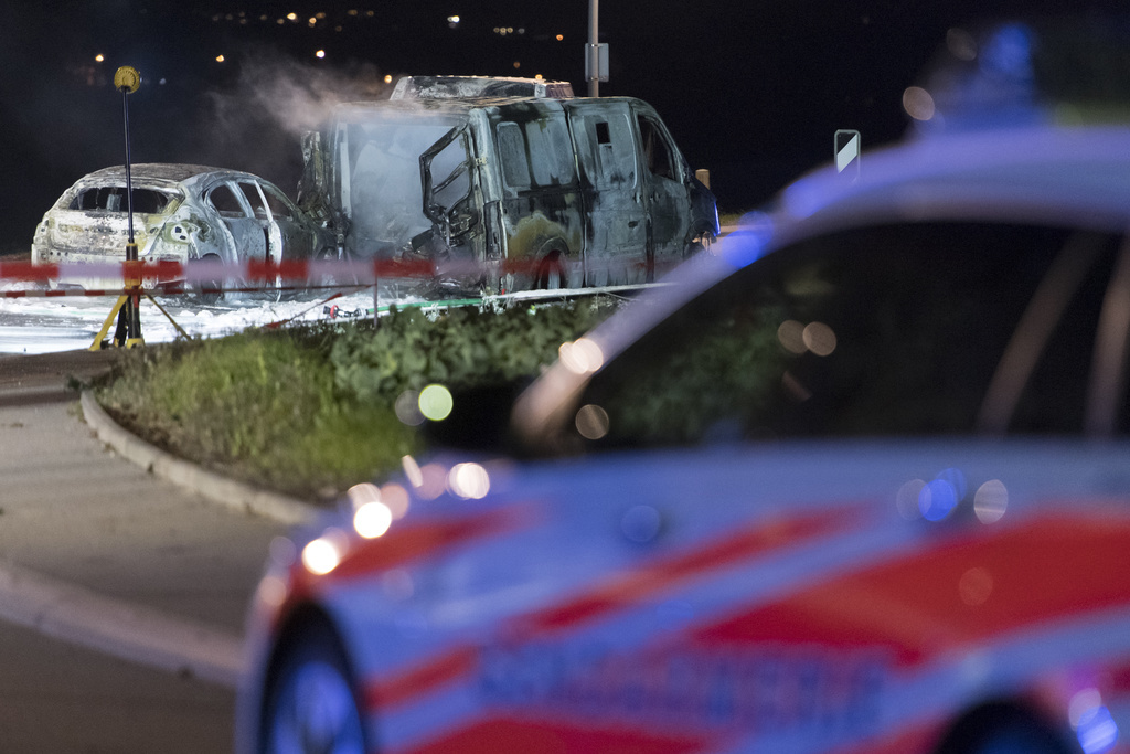 Trois véhicules auraient été incendiés.