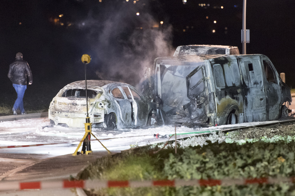 Les auteurs du braquage ont mis le feu à plusieurs véhicules.