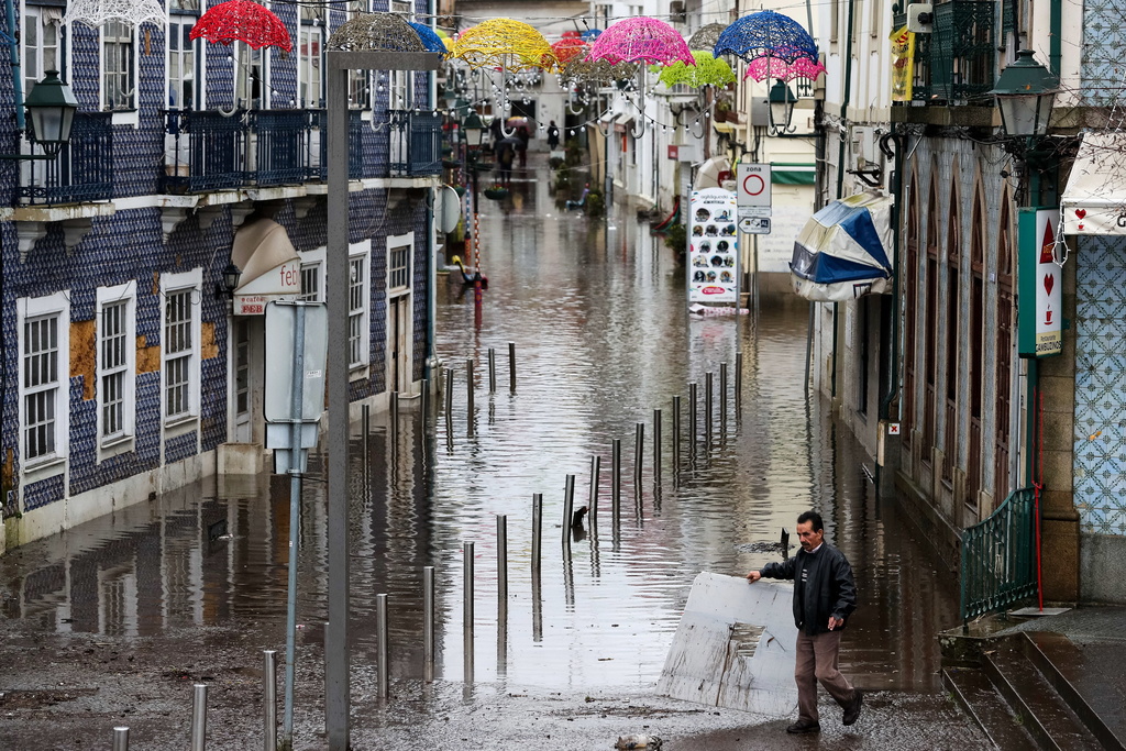 La tempête Elsa, accompagnée de fortes pluies et de rafales de vent, ont provoqué des inondations à Agueda, au Portugal.