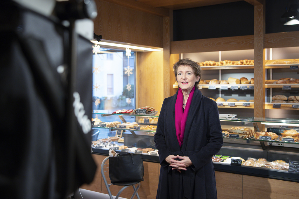 La nouvelle présidente de la Confédération a présenté ses voeux depuis une boulangerie.