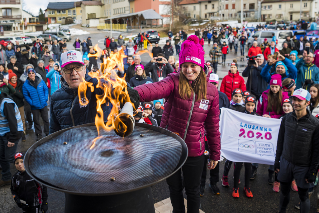 A la frontière franco-suisse, Virginie Faivre, présidente de Lausanne 2020, et Thierry Rey, représentant des jeux Olympiques de Paris 2024, ont porté la flamme et allumé une vasque.