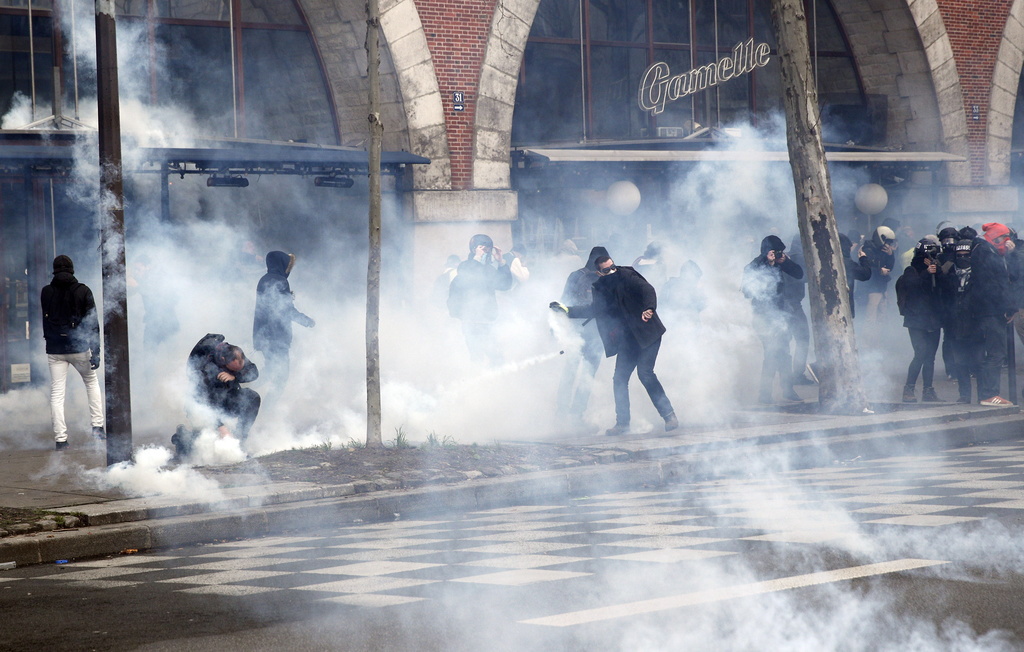 Après 38 jours de grève et de manifestations, parfois violentes, le gouvernement français a fini par faire des concessions.