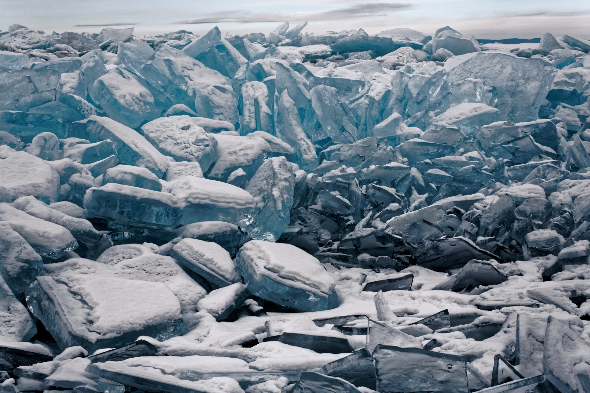 L’une des images impressionnantes ramenées du lac sibérien gelé. Une vision presque irréelle.