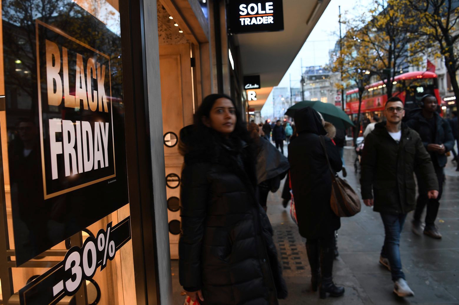 epa08027141 A Black Friday sale at a store on Oxford Street in London, Britain, 26 November 2019. Black Friday sales have begin across the UK.  Black Friday is on 29 November.  EPA/ANDY RAIN BRITAIN BLACK FRIDAY
