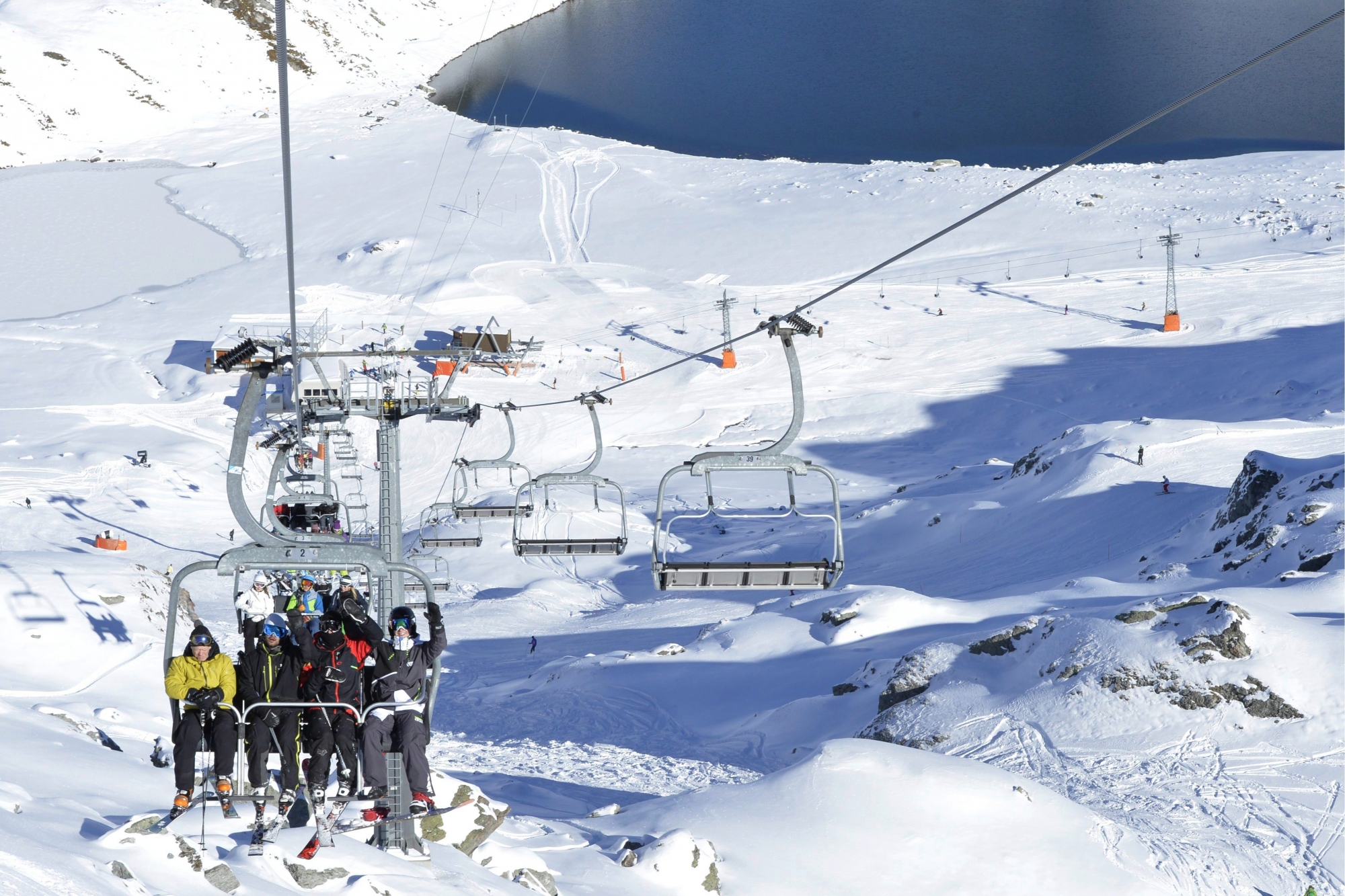 Skiers enjoy the opening season of the ski, in Verbier, Switzerland, Saturday, November 8, 2014. This year Switzerland is celebrating 150 years of winter tourism. (KEYSTONE/Maxime Schmid) SCHWEIZ WINTERSPORT EROEFFNUNG SKISAISON