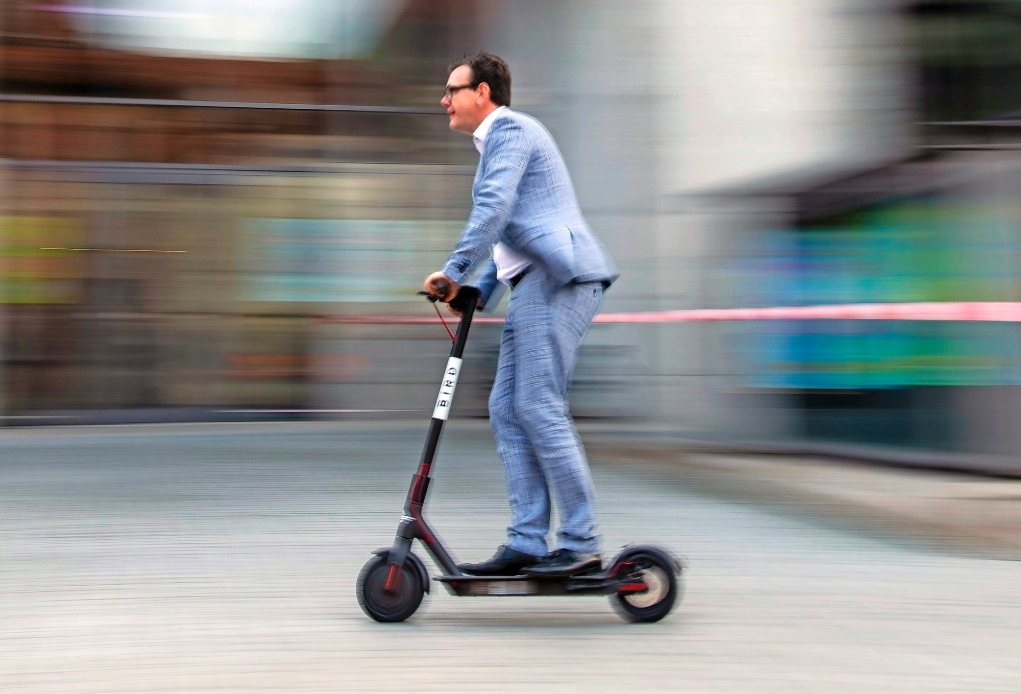 ARCHIV - 28.11.2018, Bamberg: Ein Mann fährt mit einem Elektro-Roller, einem sogenannten «E-Scooter». (zu dpa «Verkehrsminister beraten über Klimaschutz und Mobilität der Zukunft» vom 03.04.2019) Foto: Nicolas Armer/dpa +++ dpa-Bildfunk +++ (KEYSTONE/DPA/Nicolas Armer) DEUTSCHLAND E-SCOOTER