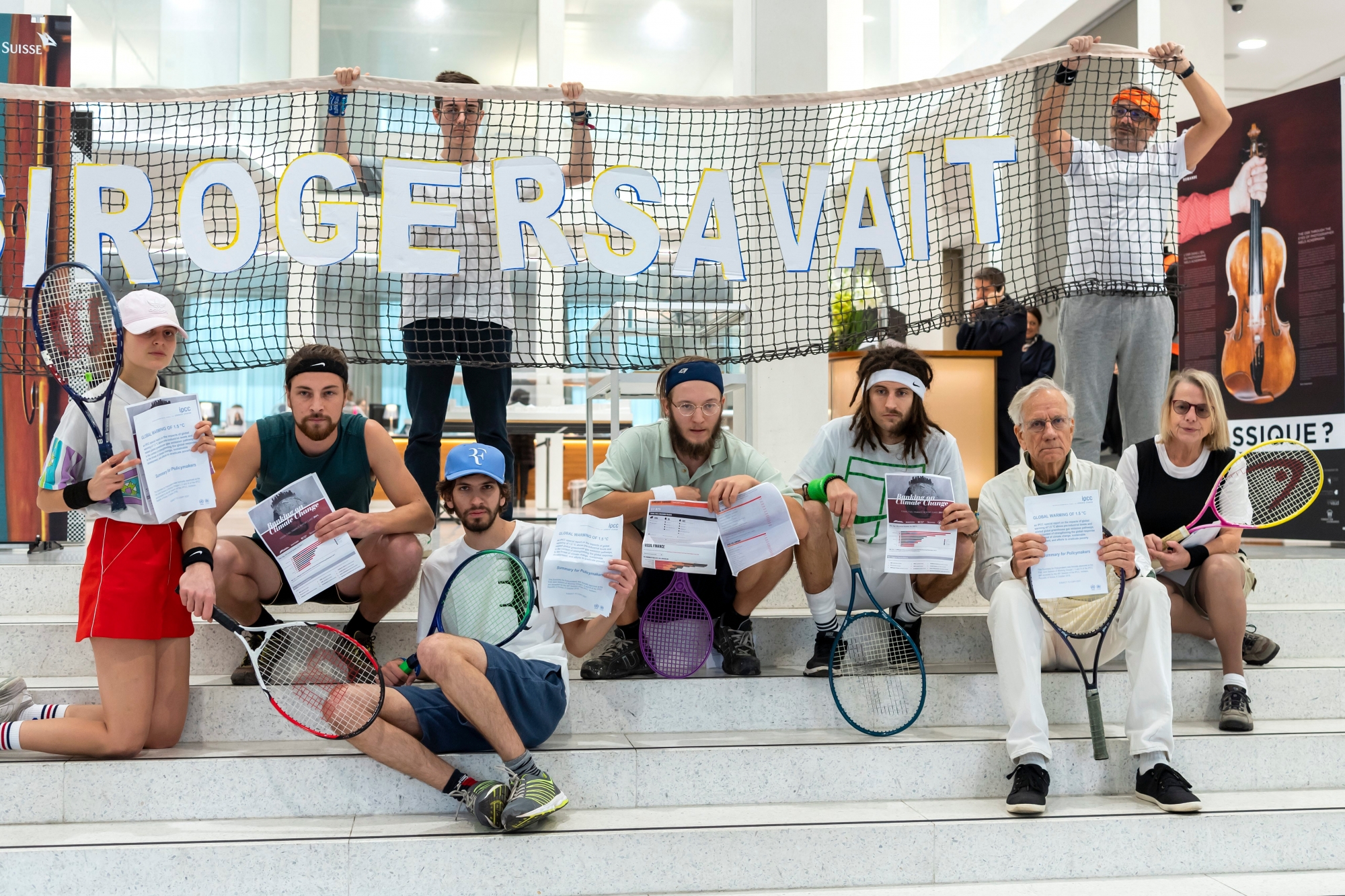 Des manifestants posent apres avoir joue au tennis dans les locaux de Credit Suisse, lors d'une manifestation contre la Banque Credit Suisse, CS ce jeudi 22 novembre 2018. Cette action pour le climat, des dizaines de joueurs et joueuses se sont assis sur le dernier rapport du GIEC et celui de l'ONG Banktrack detaillant les investissements climaticides du Credit Suisse L'operation vise de facon ludique a attirer l'attention sur la realite de la politique d'investissement de la banque et a prendre a partie l'ambassadeur du Credit Suisse qu'est Roger Federer et le rendre sensible au fait que Credit Suisse est l'un des ce sponsor. (KEYSTONE/Martial Trezzini) SCHWEIZ GENF PROTEST CREDIT SUISSE