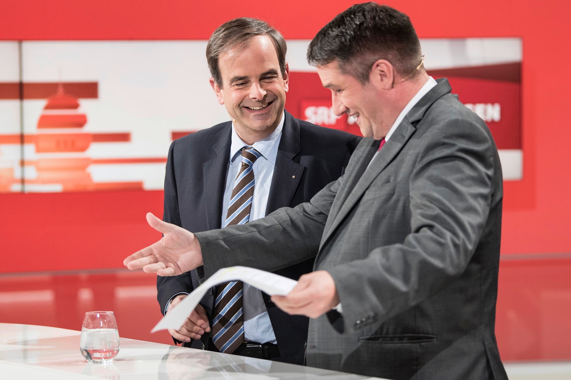 Die Parteipraesidenten Gerhard Pfister, CVP, links, und Christian Levrat, SP, diskutieren vor der Elefantenrunde der Parteipraesidenten, am Sonntag, 25. November 2018, in Bern. (KEYSTONE/Peter Schneider) SCHWEIZ EIDG. ABSTIMMUNG