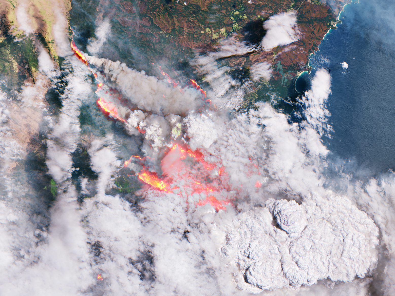 epa08122060 A handout photo made available by the European Space Agency (ESA) shows an image acquired by the Copernicus Sentinel-2 satellites mission of smoke, flames and burn scars over the east coast of Australia, 31 December 2019 (issued 12 January 2020). Ferocious bushfires have been sweeping across Australia since September 2019, fuelled by record-breaking temperatures, drought and wind.  EPA/ESA HANDOUT -- contains modified Copernicus Sentinel data (2019), processed by ESA -- HANDOUT EDITORIAL USE ONLY/NO SALES SPACE AUSTRALIA BUSHFIRES
