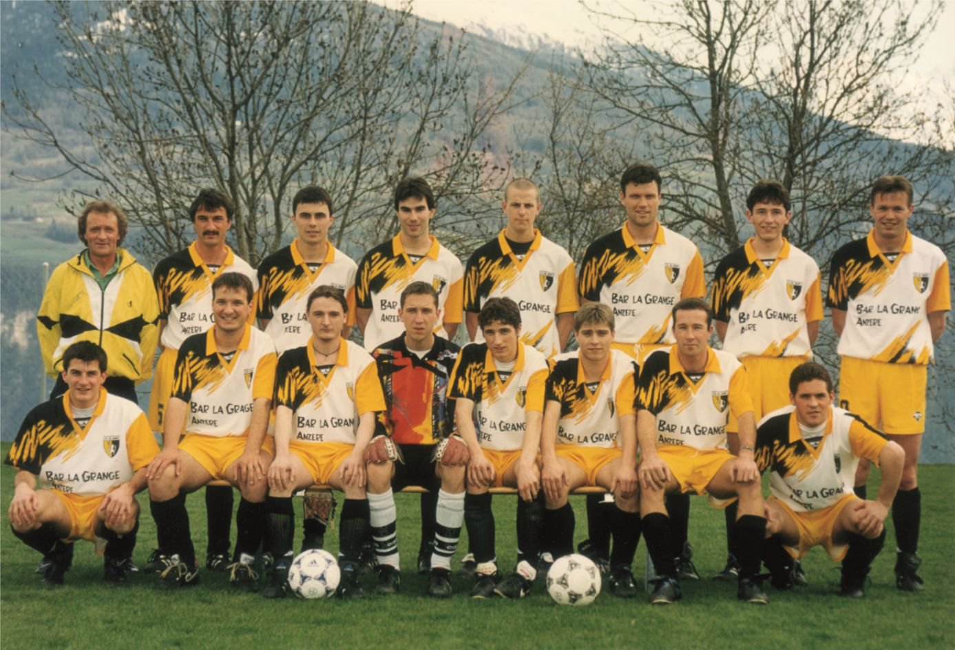 Les pionniers de la première équipe d’actifs de l’US Ayent-Arbaz lors de la saison 1997-1998.