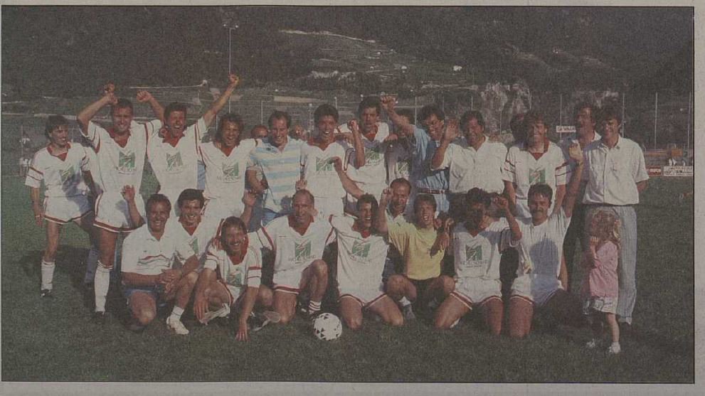 Les joueurs de Bramois fêtent leur promotion en première ligue après leur victoire contre Gland lors des finales de la saison 1988-1989. 