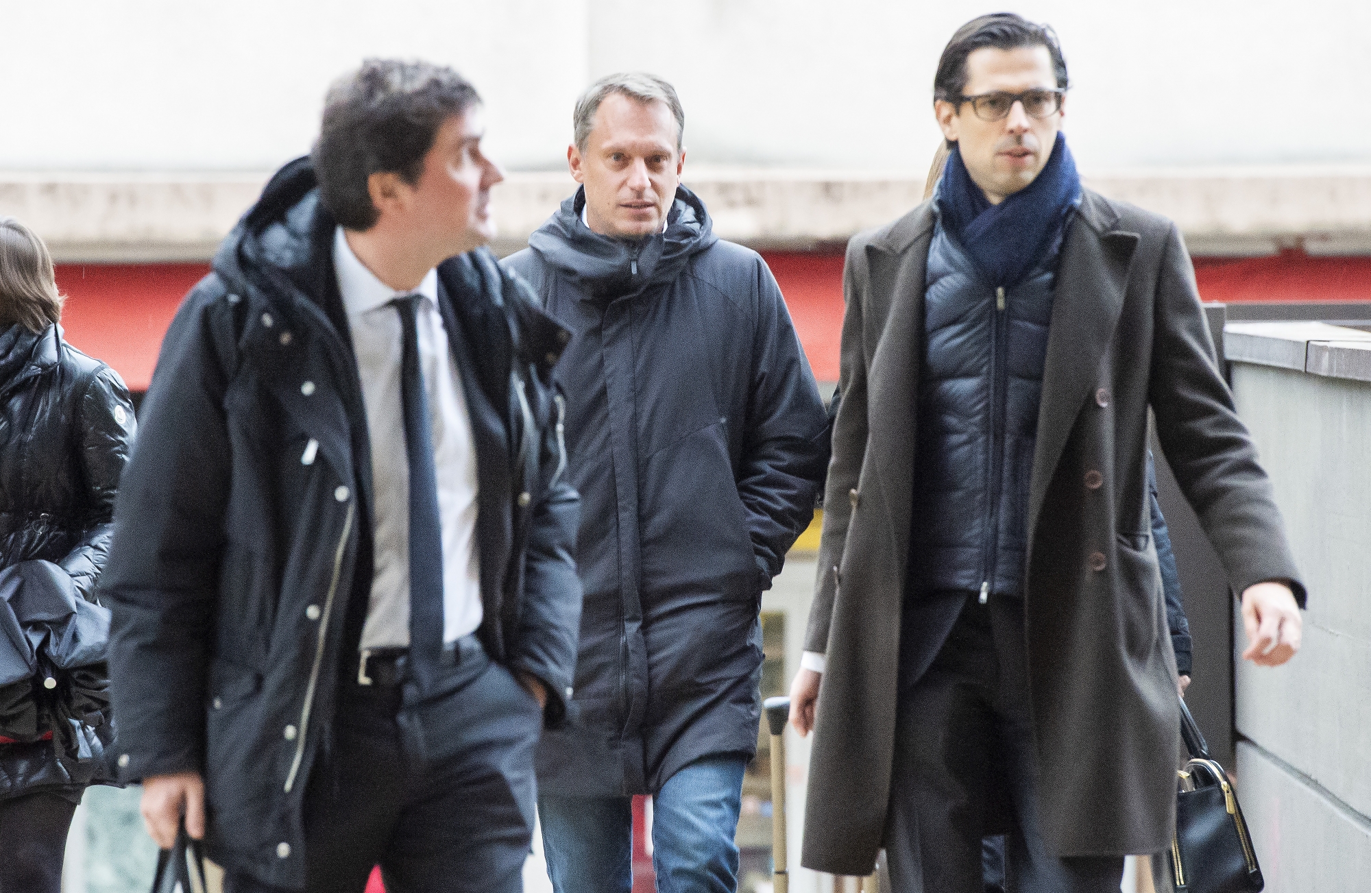 Yves Allegro à son arrivée lundi au Tribunal de Sierre, entouré par ses avocats, Me Guillaume Grand et Me Pierre-Damien Eggly.