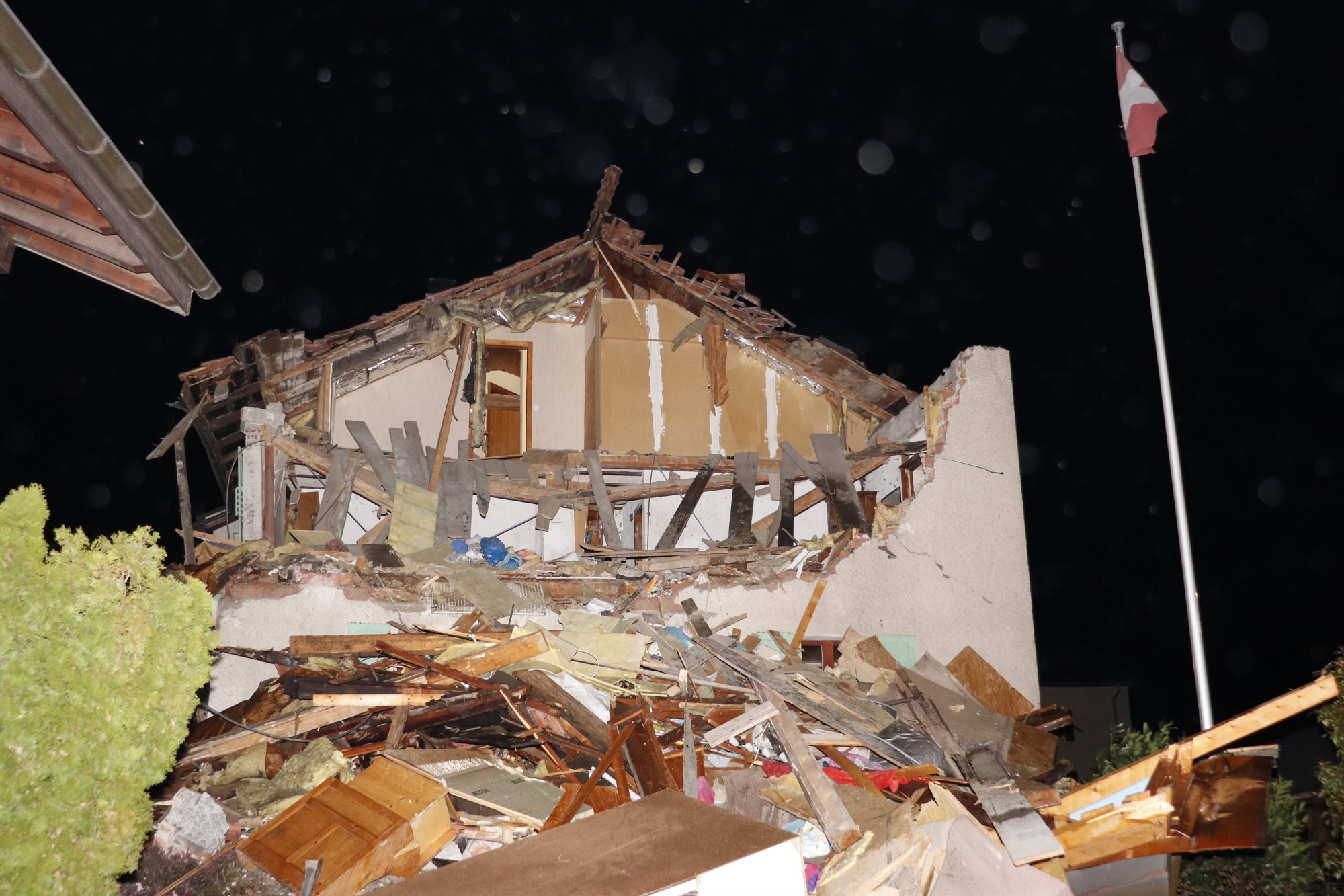 A Grône, l'explosion de la cheminée munie d'un convecteur à eau chaude avait détruit la maison et fait deux blessés.