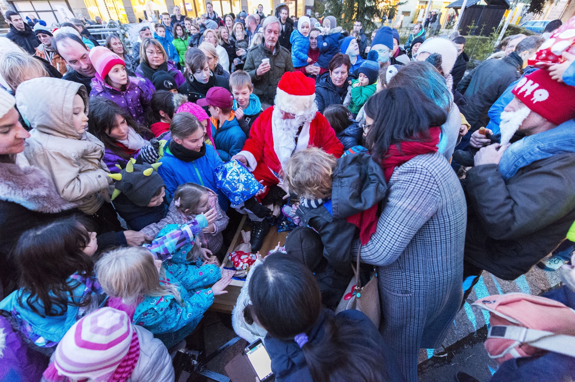 Le Père Noël distribuera aussi des cadeaux à Champéry.