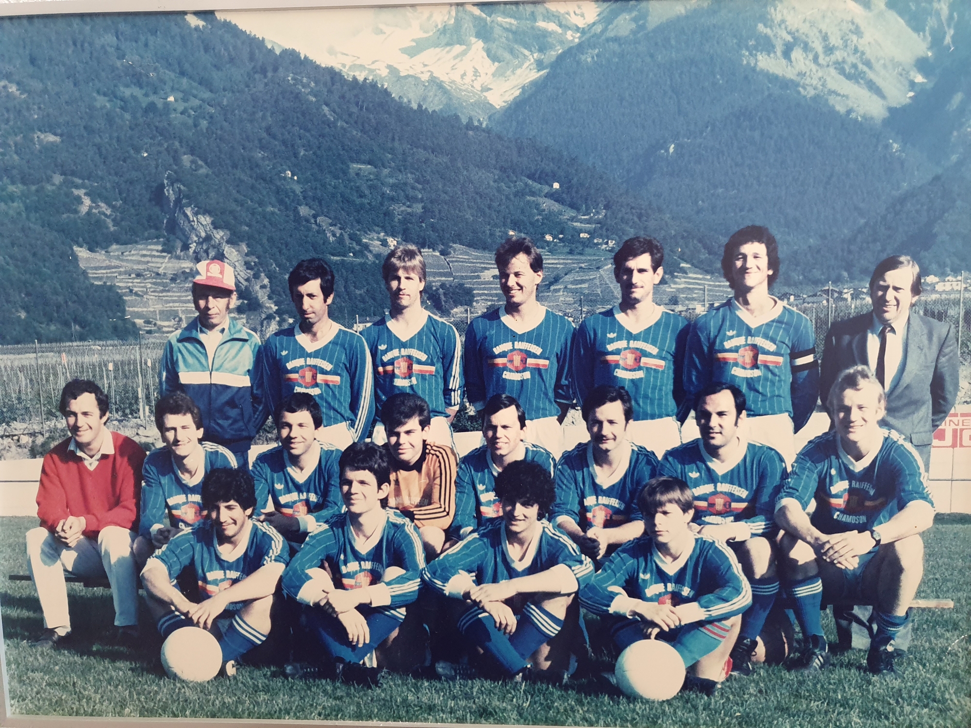 L’équipe du FC Chamoson qui est montée en 3e ligue, en 1986. Une partie de ses joueurs fêtera une ascension en 2e ligue trois ans plus tard.