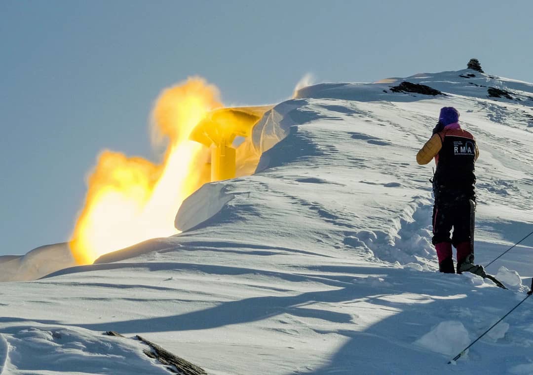 Le Gazex est utilisé pour déclencher préventivement des avalanches.