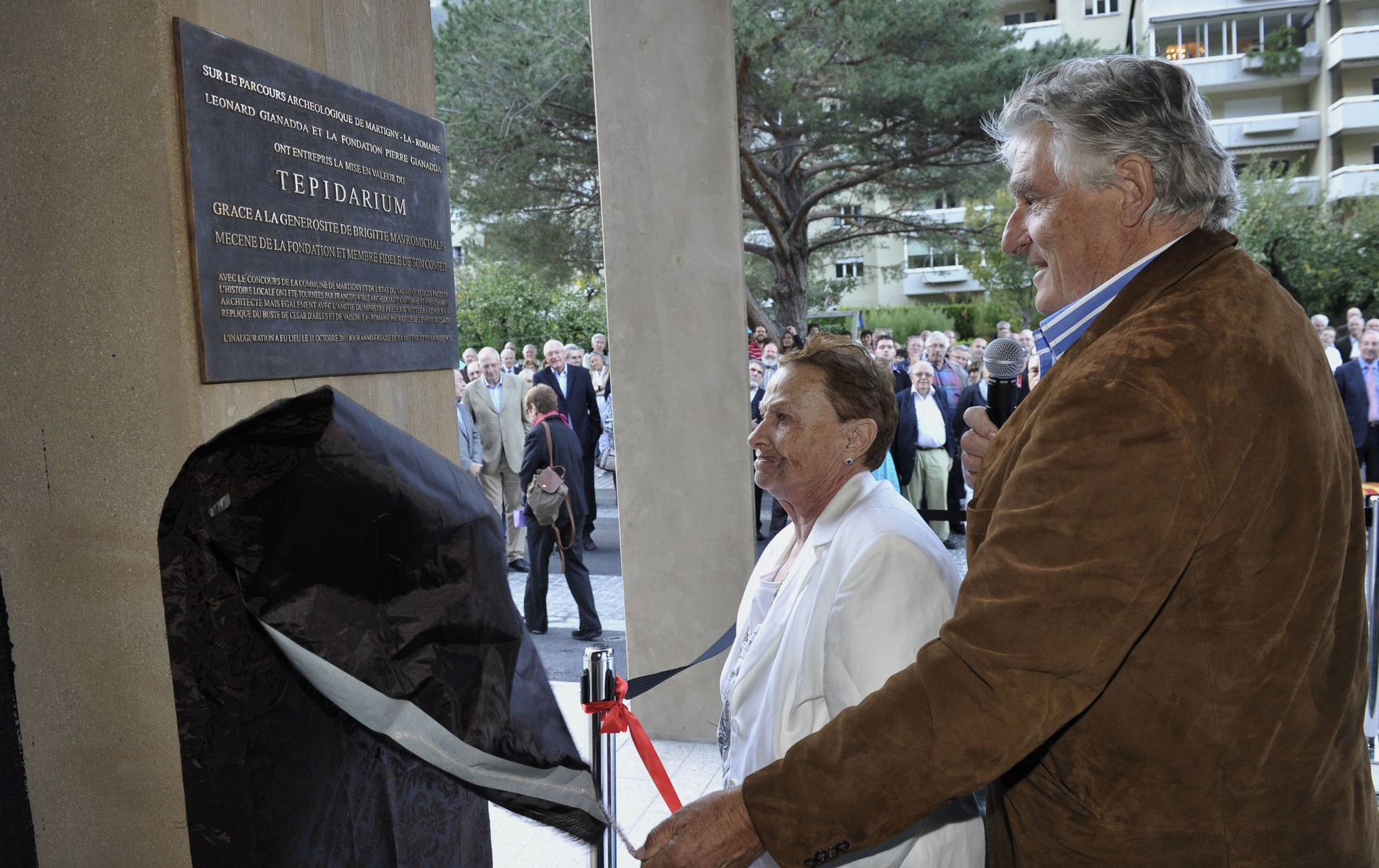 Accompagnée de Léonard Gianadda, la mécène Brigitte Mavromichalis a inauguré en octobre 2011 le Tepidarium de Martigny, remis en valeur grâce à sa générosité.