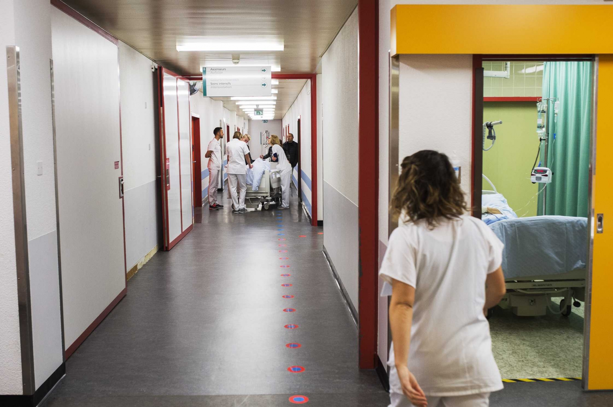 Le nombre de femmes travaillant dans le secteur de la santé en Suisse est supérieur à la moyenne. Sur un total d’environ 38 000 médecins, plus de 16 000 sont des femmes (43 %). Chez les 30-39 ans, ce chiffre dépasse 60 %.