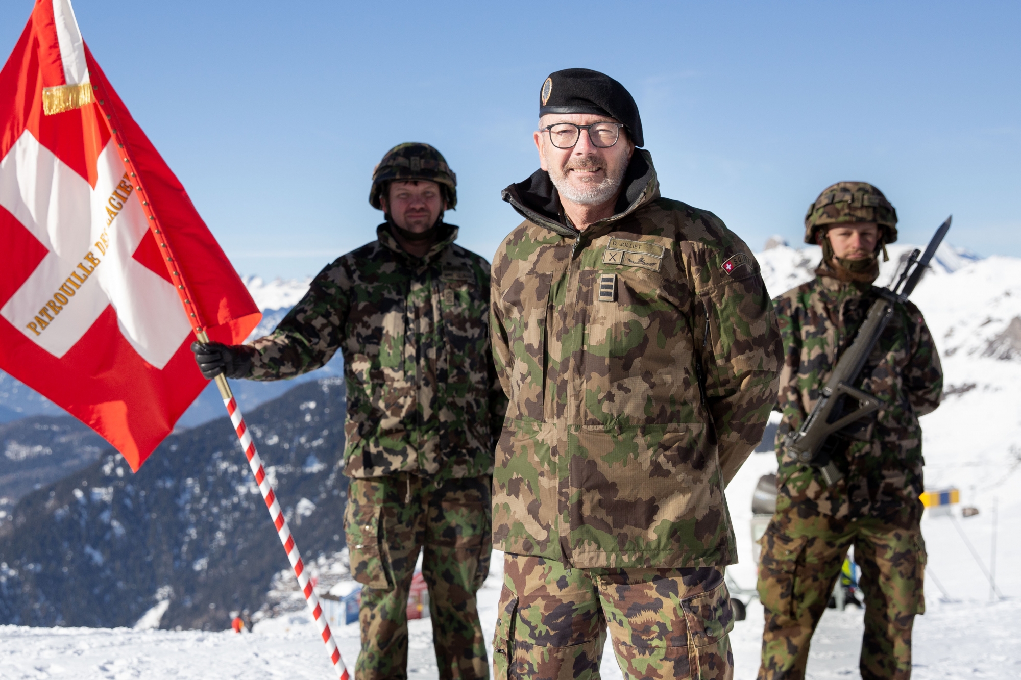 Le colonel Daniel Jolliet, nouveau commandant de la Patrouille des Glaciers, a offert à cette dernière le premier drapeau de son histoire.