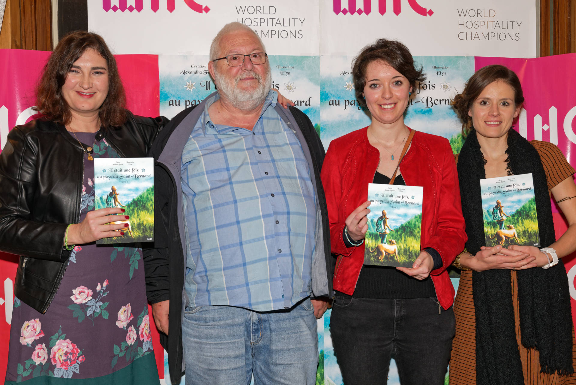 Alexandra Fèvre, créatrice du livre «Il était une fois, au Pays du Saint-Bernard», Gilbert Tornare, président de Bourg-Saint-Pierre, Elyn, illustratrice, et Emma Lattion, auteure, lors de la soirée de lancement de l'ouvrage.