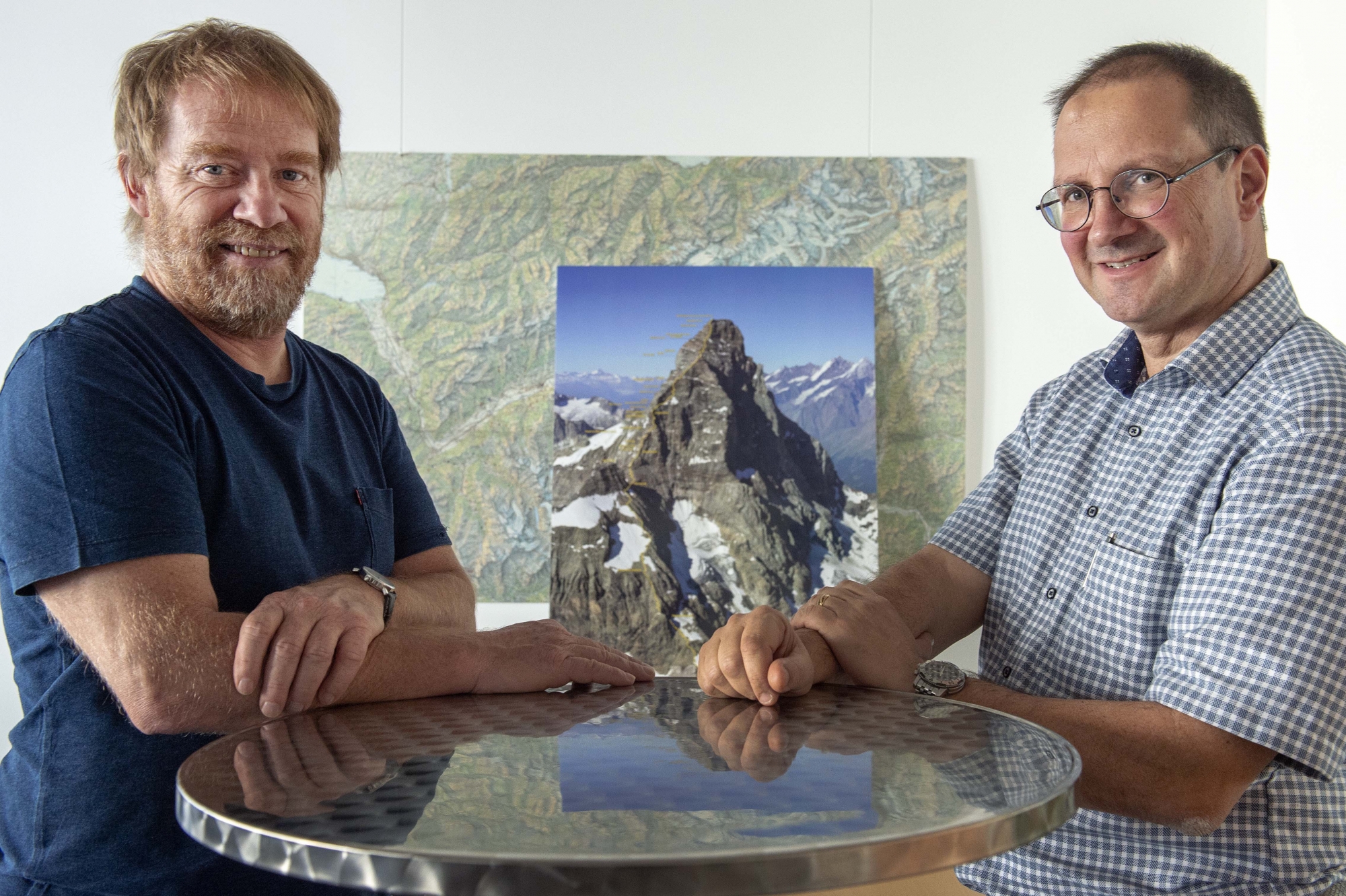 Raphaël Mayoraz, géologue cantonal, et Emmanuel Reynard, géographe et directeur du Centre interdisciplinaire de recherche sur la montagne de l'Université de Lausanne.