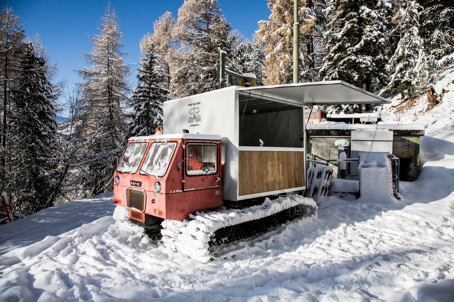 Le Ratrac Bar, mobile, sera dans un premier temps stationné au pied de la piste de ski de l'Illhorn, à quelque minutes à pied du village de Chandolin.