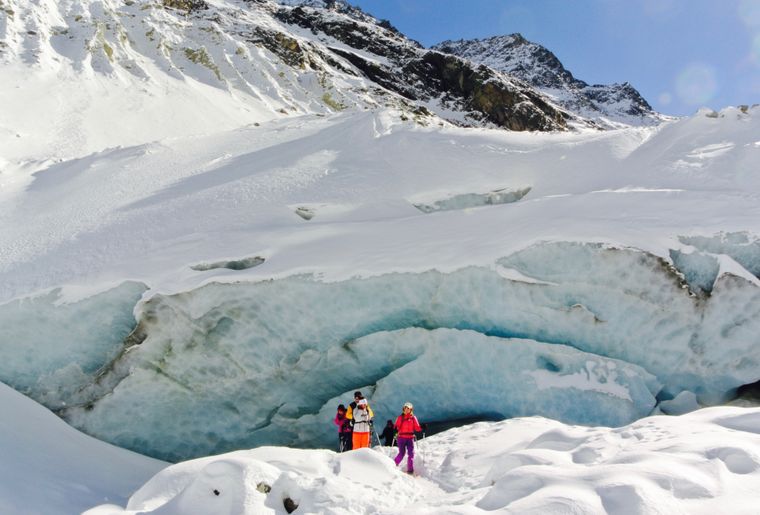 Après deux heures et demie à raquettes, les randonneurs découvriront l'intérieur du glacier de Zinal.