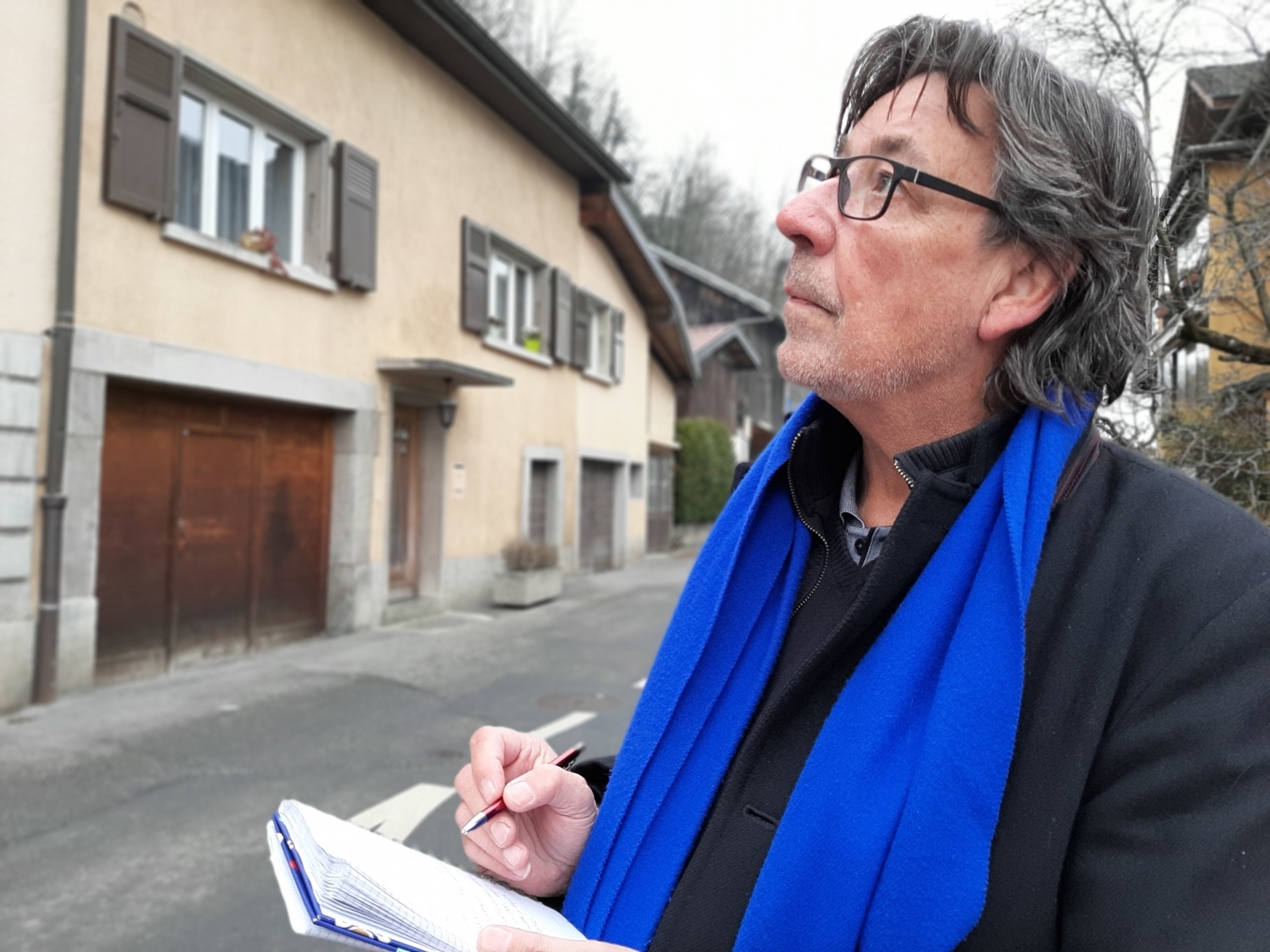 Pierre Cagna examine l'extérieur de chaque bâtiment du périmètre choisi.