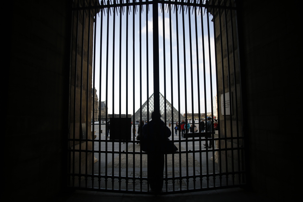 La situation est tendue devant le Louvre, entre les manifestants et les touristes.
