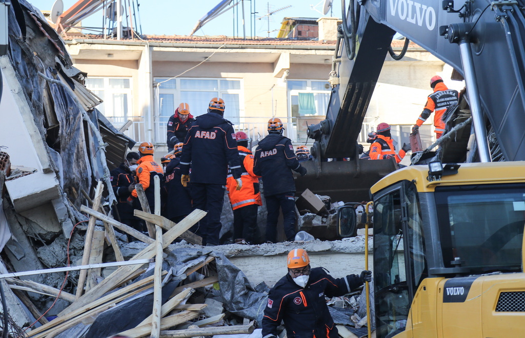Des secouristes continuaient samedi de chercher des survivants dans des bâtiments effondrés.