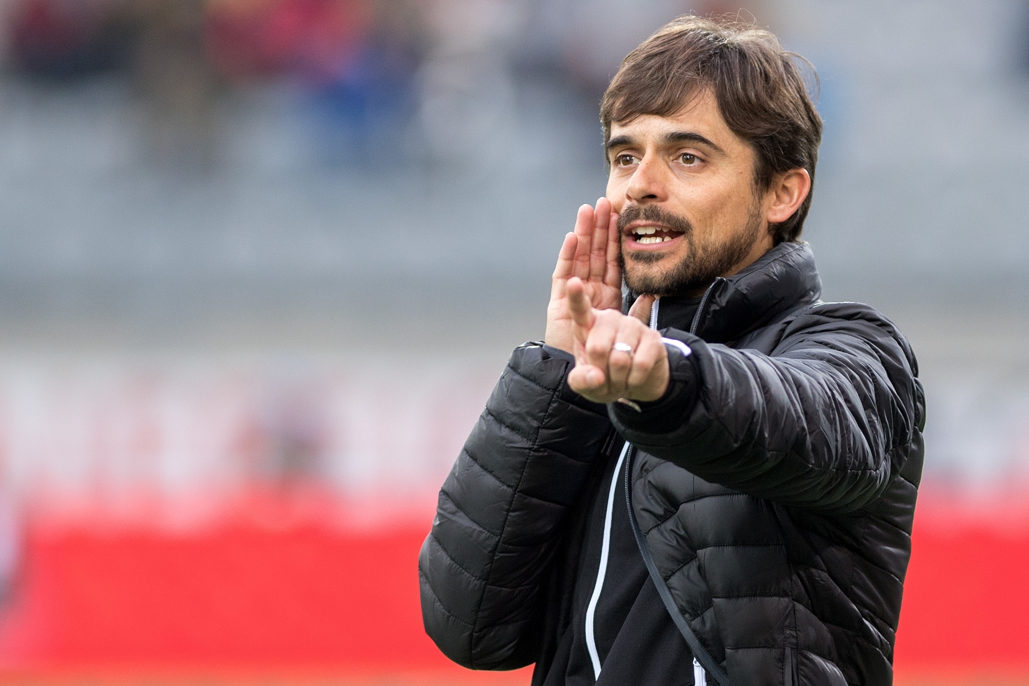 Ricardo Dionisio donne ses instructions aux joueurs du FC Sion lors du match contre le FC Thoune. 