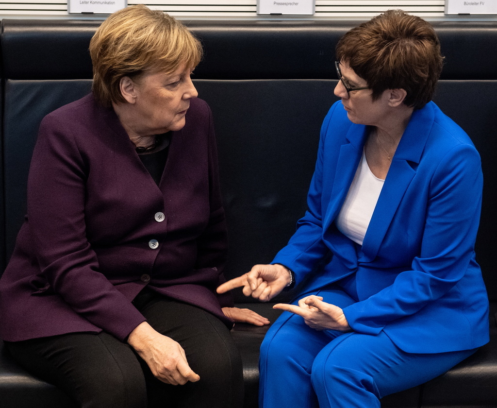 Annegret Kramp-Karrenbauer (dr.) ne succédera pas à Angela Merkel (g.).