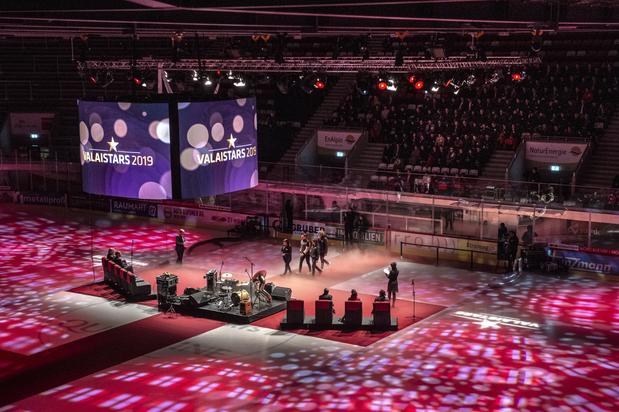 Pour la première fois de sa récente histoire, la Lonza Arena de Viège accueillait un événement non dédié au hockey. 