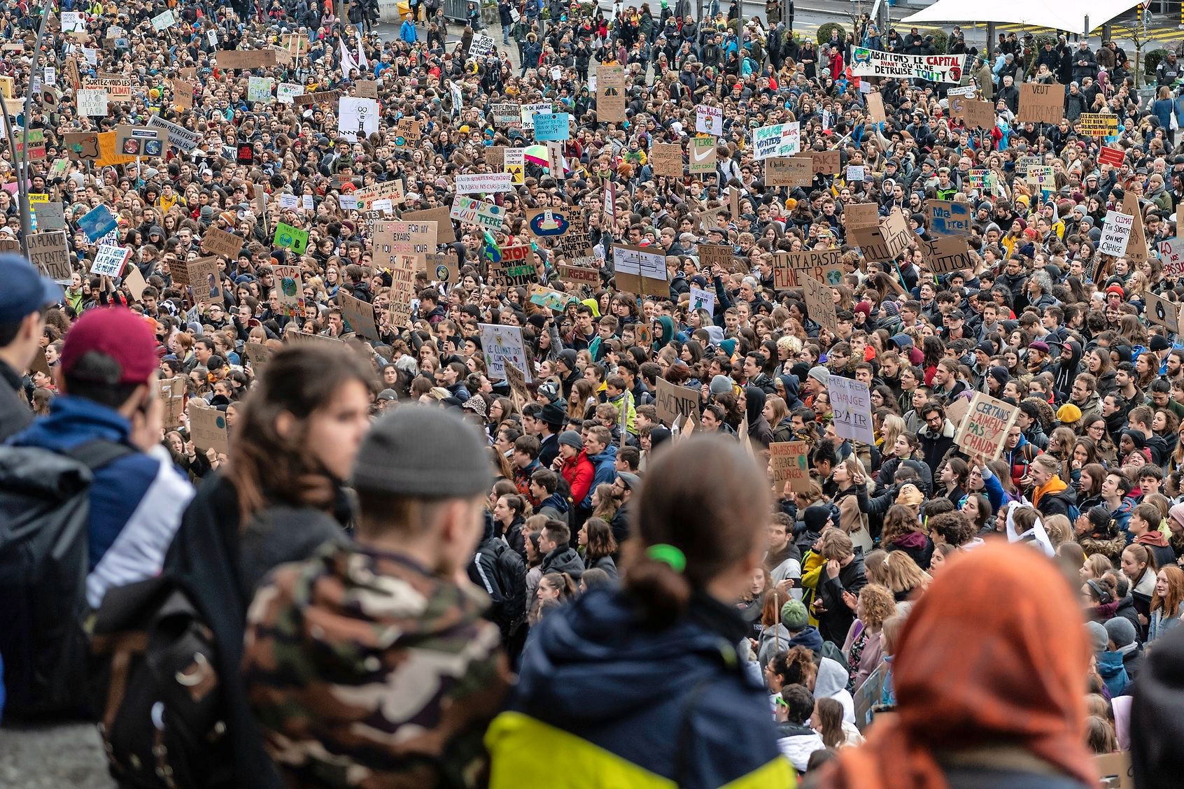 Thousands of students demonstrate during a "Climate strike" protest in Lausanne, Switzerland, Friday, March 15, 2019. Students from several countries worldwide plan to skip class Friday in protest over their governments' failure to act against global warming. (KEYSTONE/Jean-Christophe Bott) SCHWEIZ KLIMASCHUTZ DEMONSTRATION