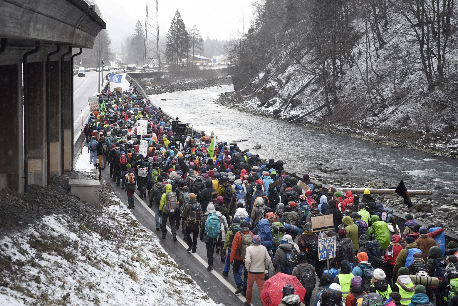 Teilnehmer der Winterwanderung Strike WEF in der Klus, dem schluchtartigen Eingang zum Praettigau naehe Landquart am Sonntag, 19. Januar 2020. (KEYSTONE/Walter Bieri) SCHWEIZ WEF STRIKE WEF