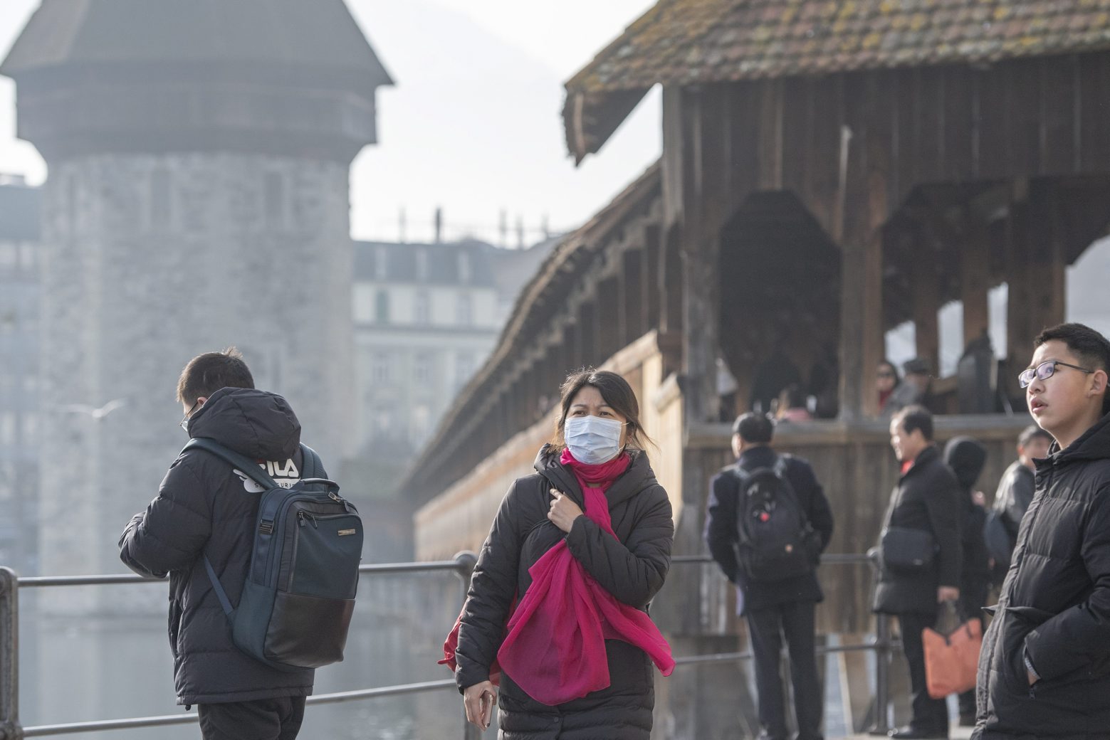Chinesische Touristen tragen vereinzelt Schutzmasken waehrend ihres Besuches in der Stadt Luzern am Freitag, 24. Januar 2020. (KEYSTONE/Urs Flueeler) SCHWEIZ TOURISTEN CHINA