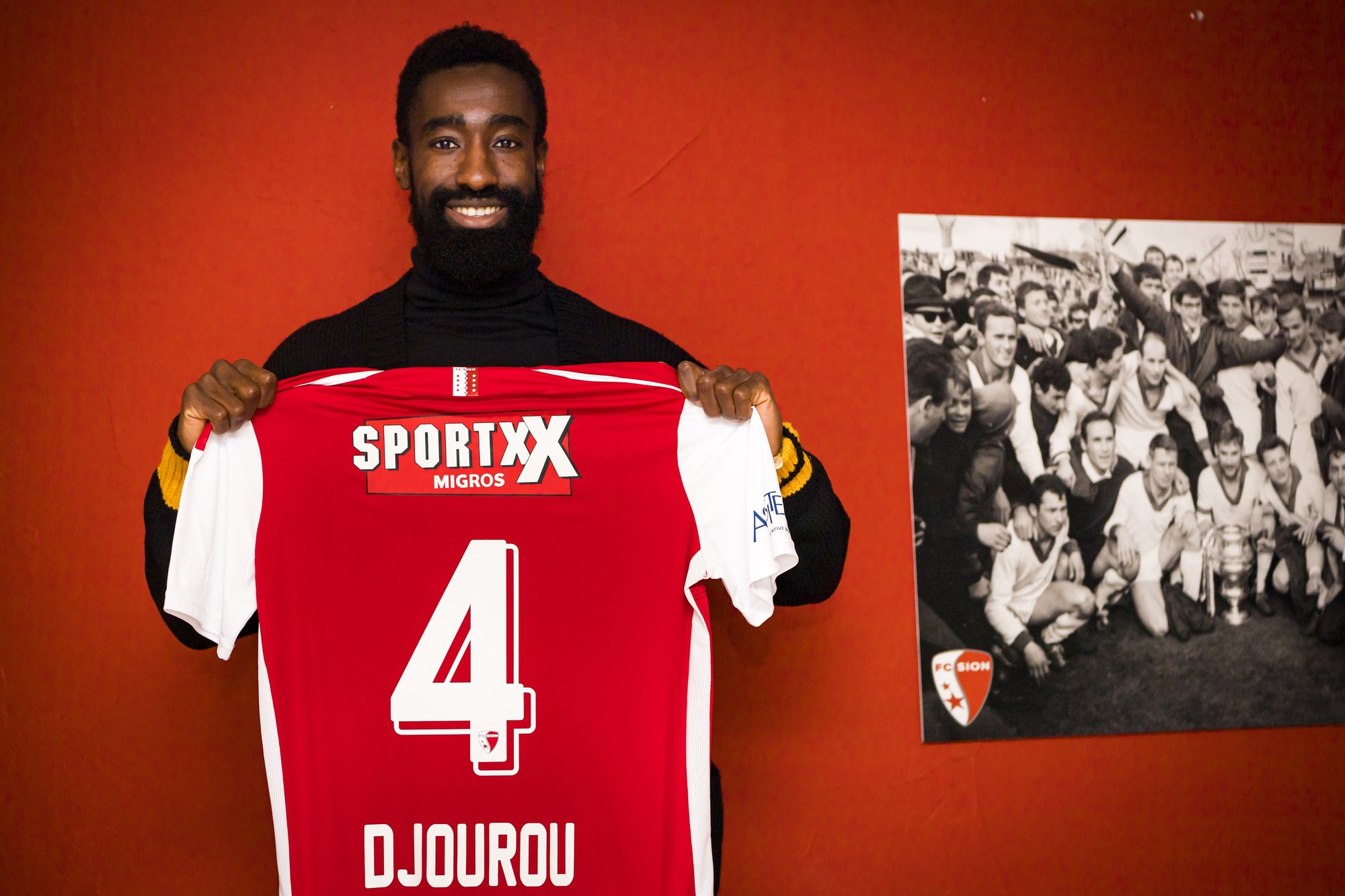Johan Djourou présente le maillot numéro 4 qu'il portera au FC Sion.