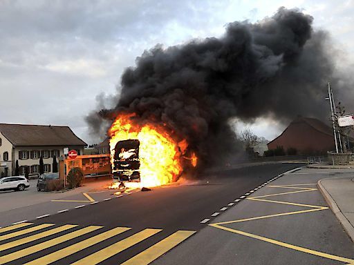 Le camion a été détruit par les flammes.