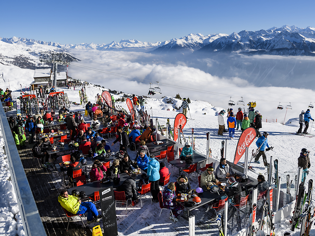 Vers midi, les terrasses sont les lieux les plus sûrs sur les pistes de ski. (Illustration)