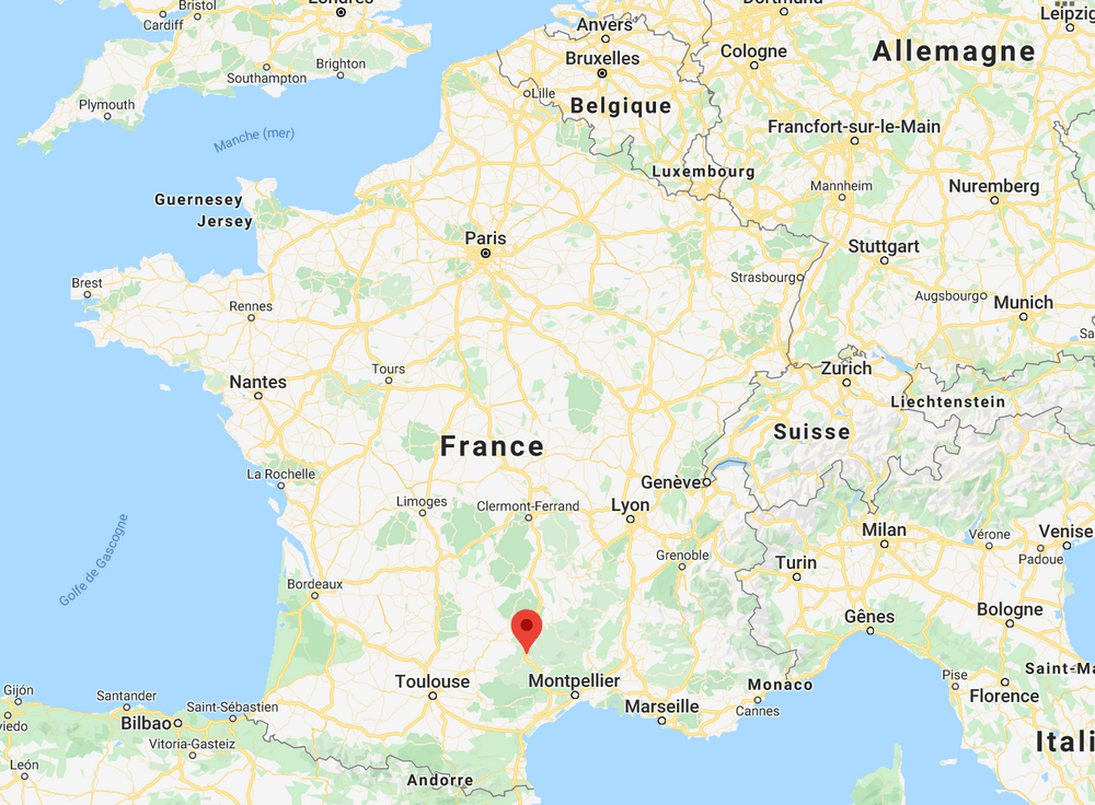 Quatre personnes, dont un mineur, sont mortes dimanche après que leur petit avion s’est écrasé à Creissels en Aveyron, dans le sud de la France.