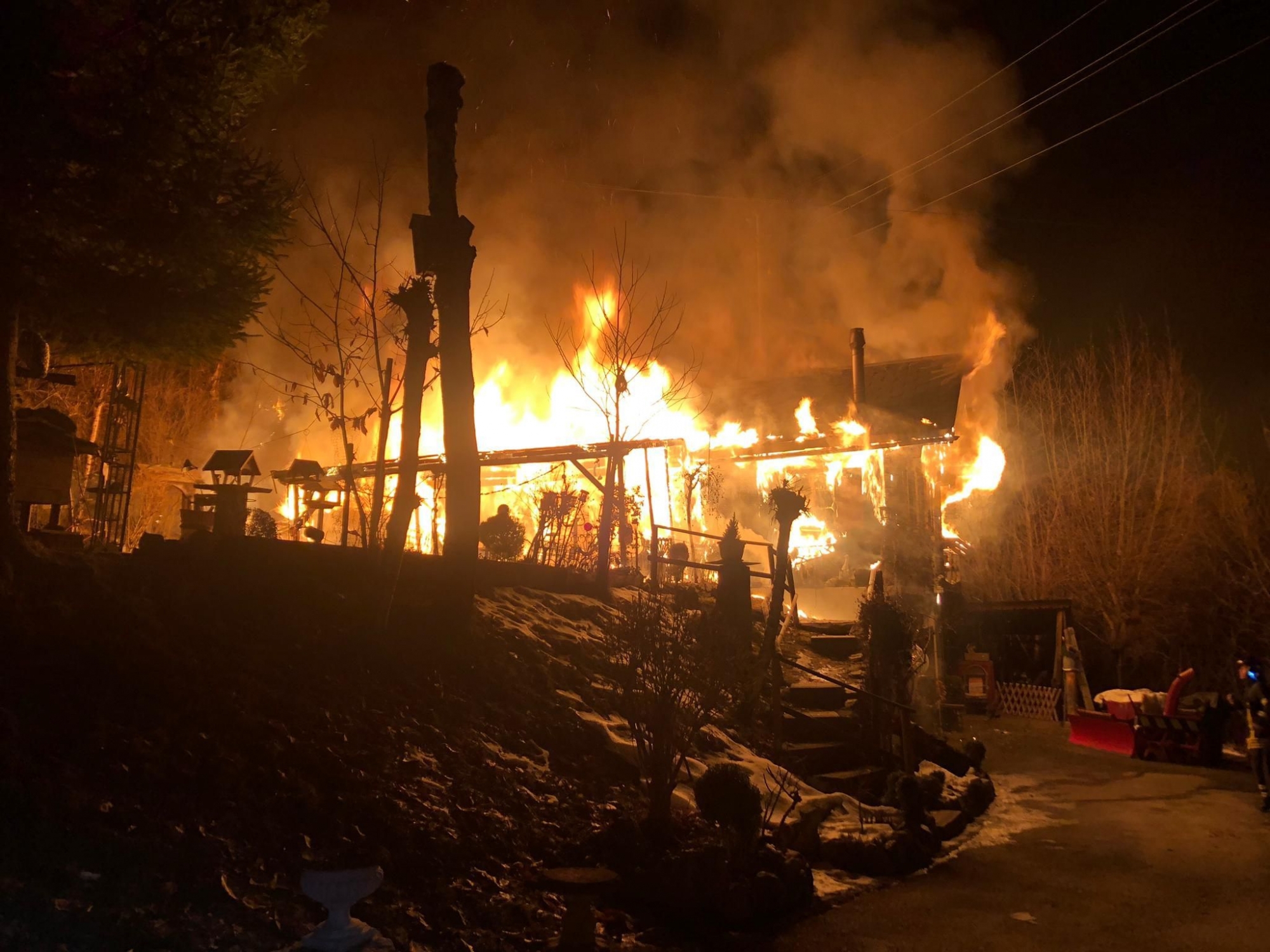 Le chalet a été complètement détruit par les flammes.