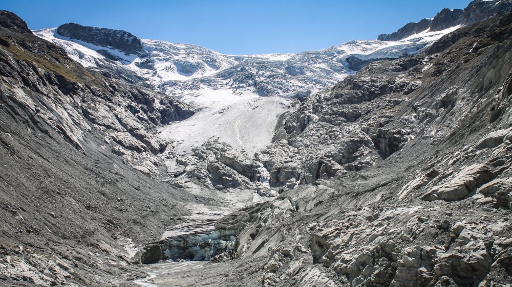 Dans les Alpes, la fonte des glaciers est le phénomène le plus visible du changement climatique. Ici, celui de Ferpècle qui depuis l'été dernier est coupé en deux par une barre rocheuse.