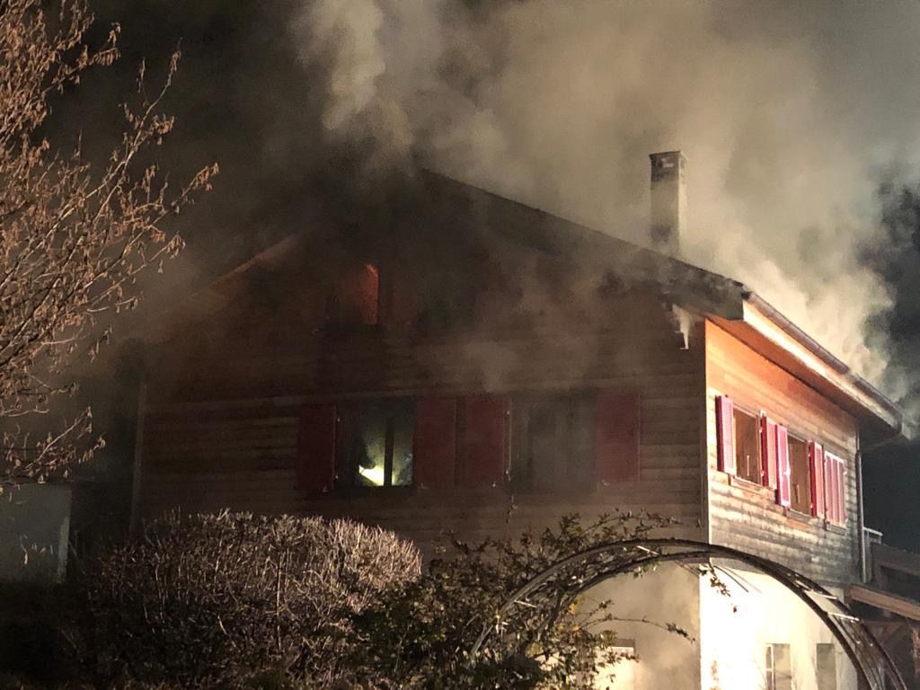 Selon la police cantonale, le feu a bien entamé la toiture de cette bâtisse en bois.
