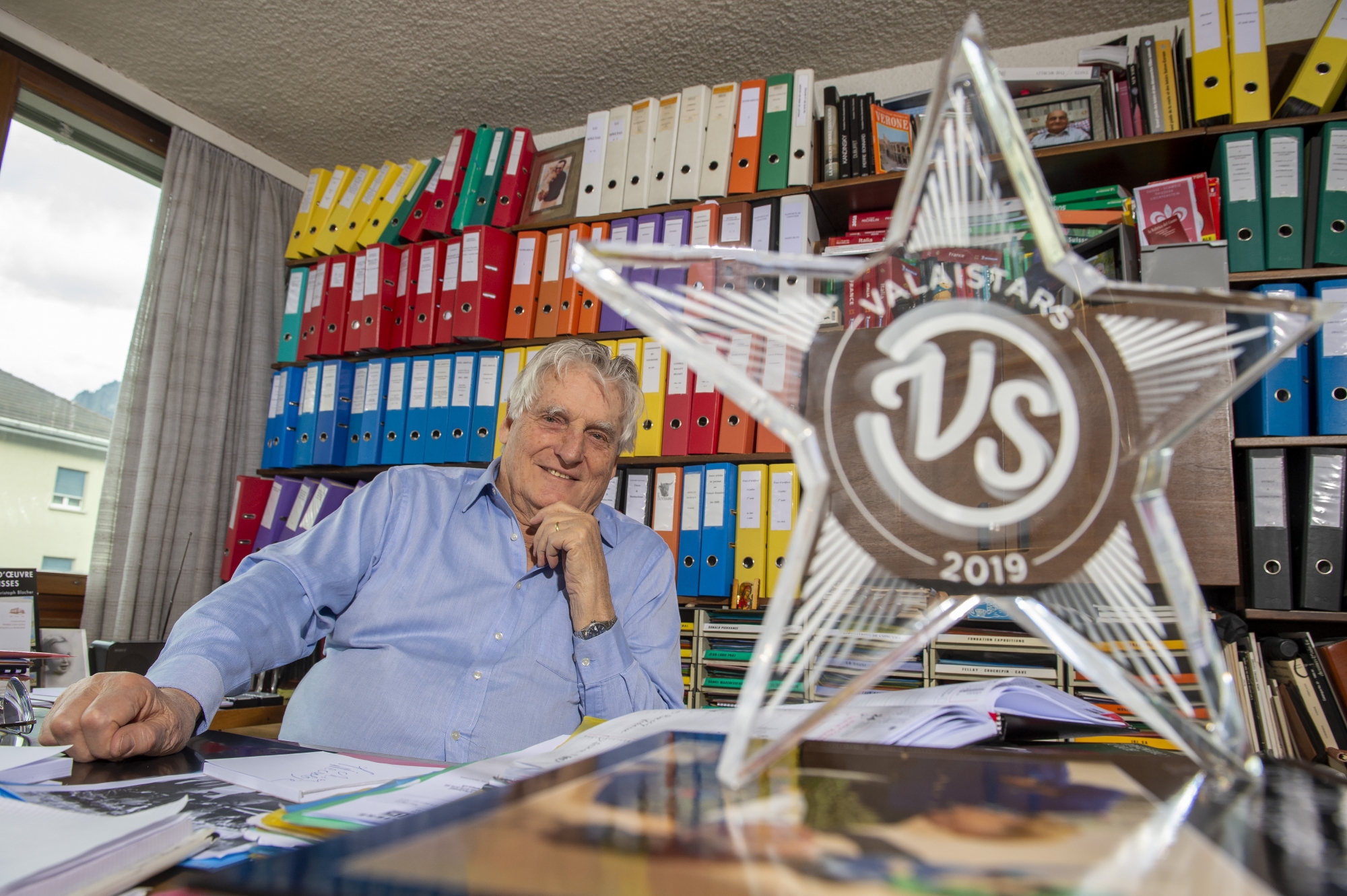 Léonard Gianadda photographié dans son bureau d'ingénieur à Martigny, avec son prix de ValaiStar 2019, distinction de plus dans son palmarès unique en son genre.